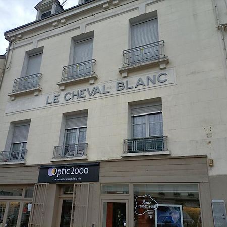 Le Cheval Blanc La Chartre Sur Le Loir Apartment Exterior photo